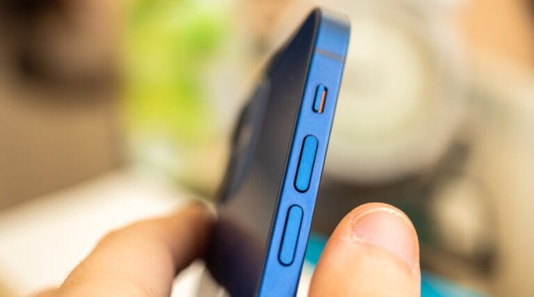 iPhone som styr musiken med volymkontrollerna